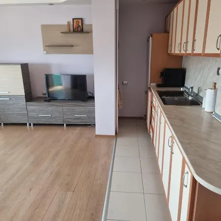 Rozen Apartment Warna